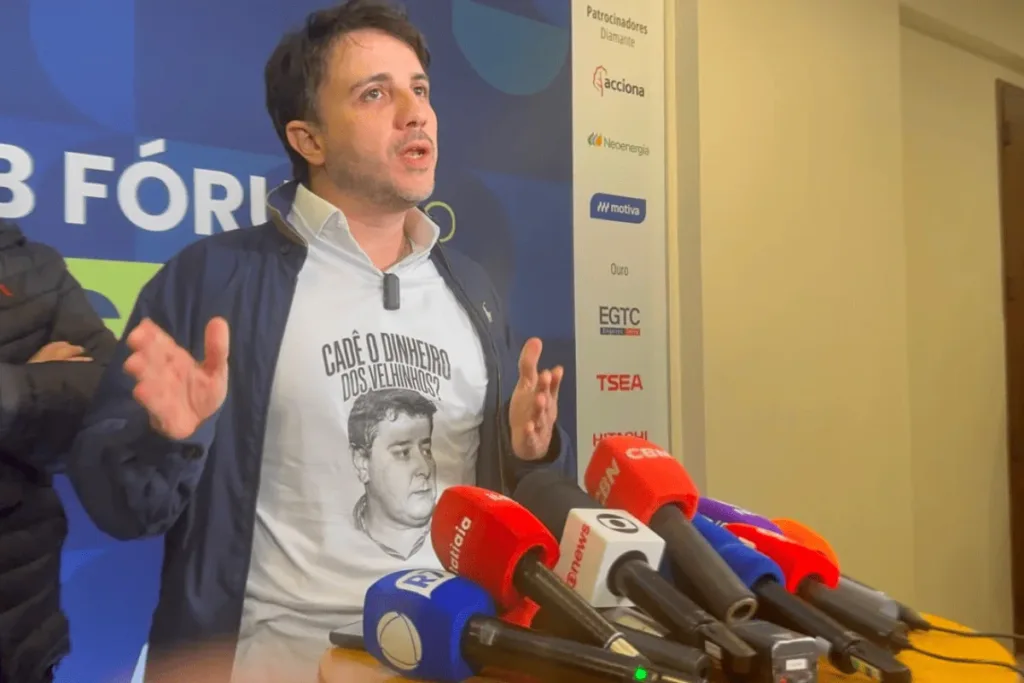 Renan Santos vai à evento em SP com Lulinha estampado na camiseta