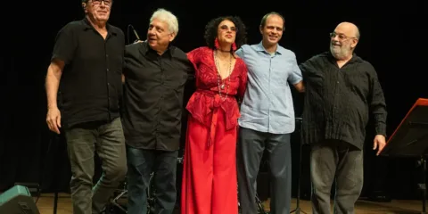 Repertório de Caetano Veloso embala show exclusivo na TV Brasil