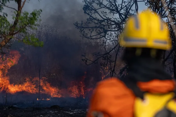 Seca e ações humanas aumentam risco de incêndio nesta época do ano