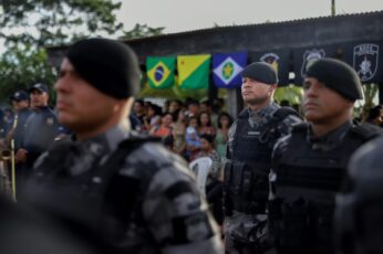 Policiais militares e federais do Acre em operação de fiscalização integrada na fronteira com a Bolívia.