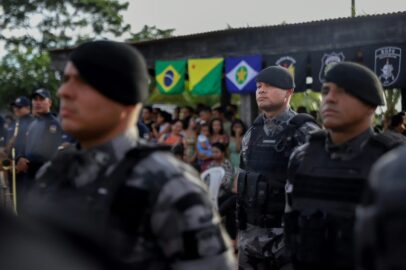 Policiais militares e federais do Acre em operação de fiscalização integrada na fronteira com a Bolívia.