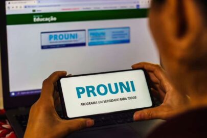 Estudante realiza inscrição na lista de espera do Prouni pela internet
