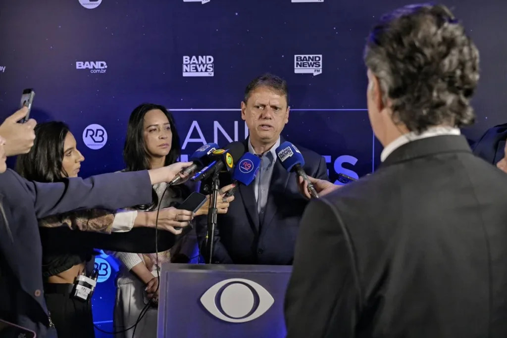 Tarcísio defende vacina contra sarampo após fala de Eduardo Bolsonaro