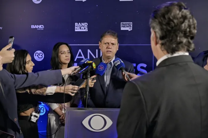 Tarcísio defende vacina contra sarampo após fala de Eduardo Bolsonaro