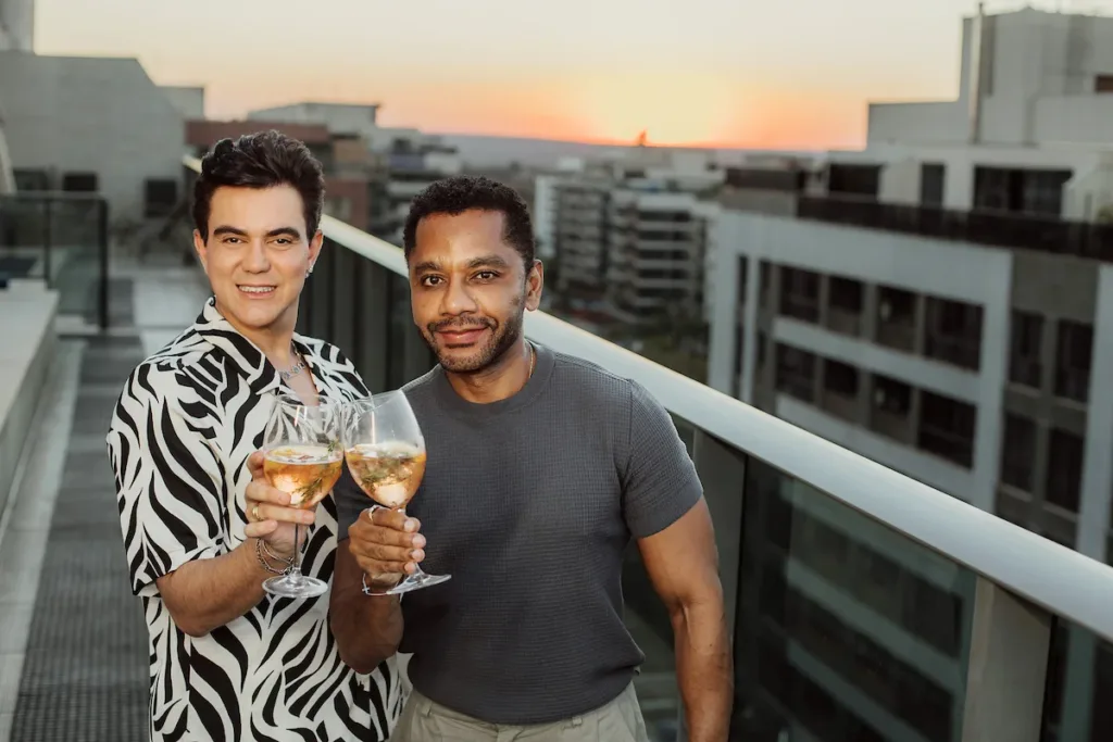Tiago Correia e Wellington Marques recebem amigos em animado sunset