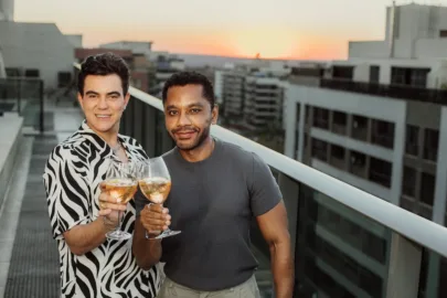 Tiago Correia e Wellington Marques recebem amigos em animado sunset