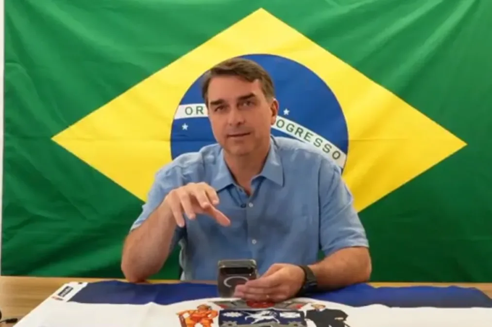 "Tô sozinho", diz Flávio ao reclamar de ataques de aliados da direita