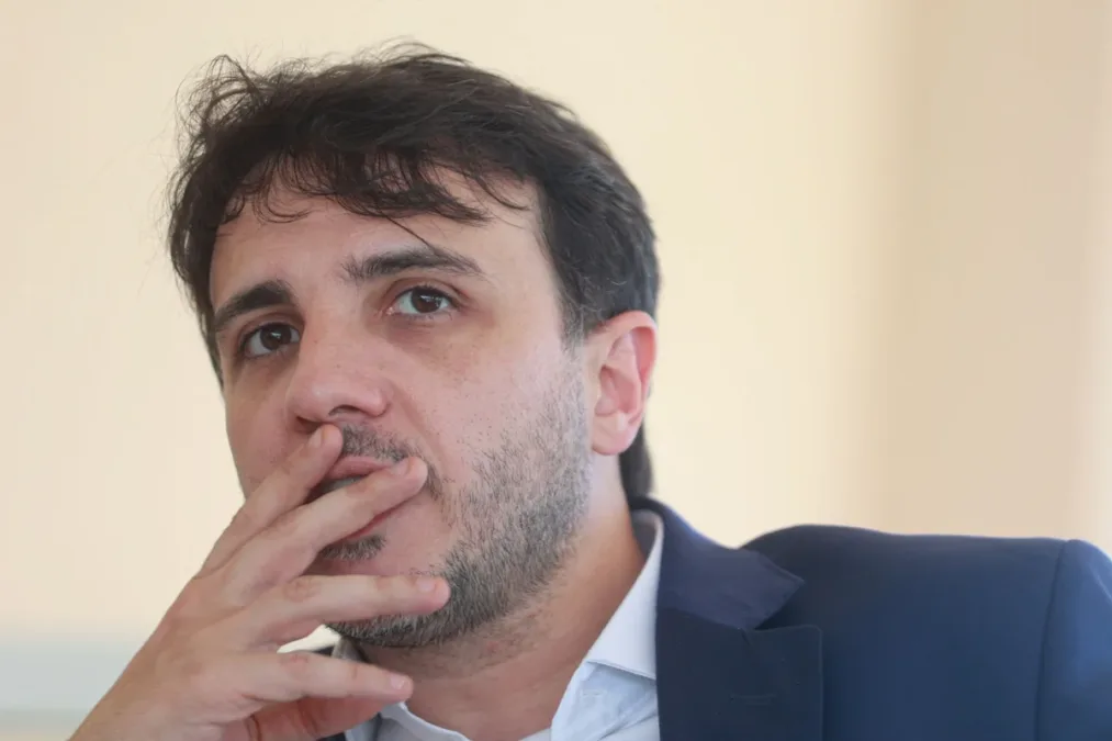 Toffoli cita "ilicitudes" e adia julgamento do registro de Renan Santos