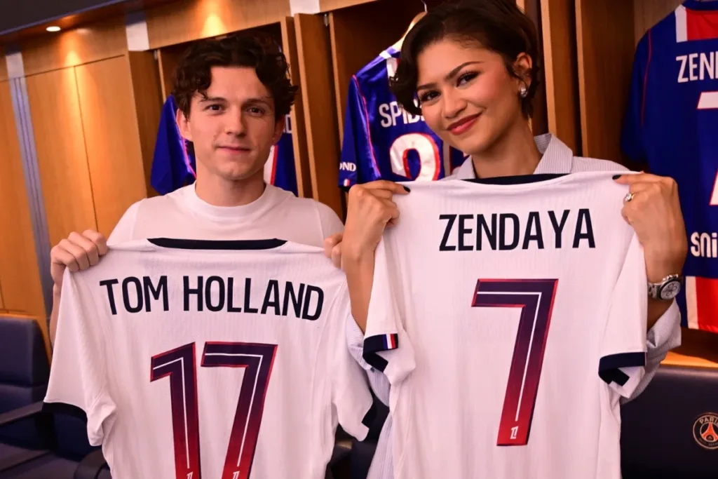 Tom Holland e Zendaya visitam instalações do PSG e recebem presentes