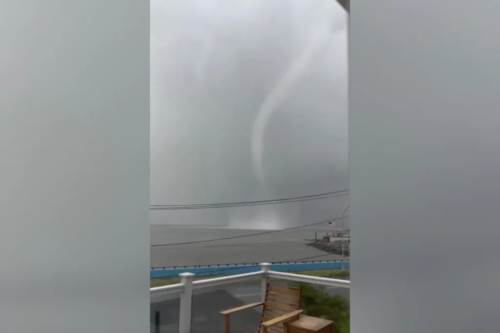 Tornado atinge Nova York e cria tromba d'água em praia