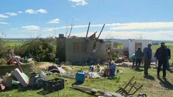 Tornado em Pedro Osório percorreu 6 km e destruiu casas; veja os estragos