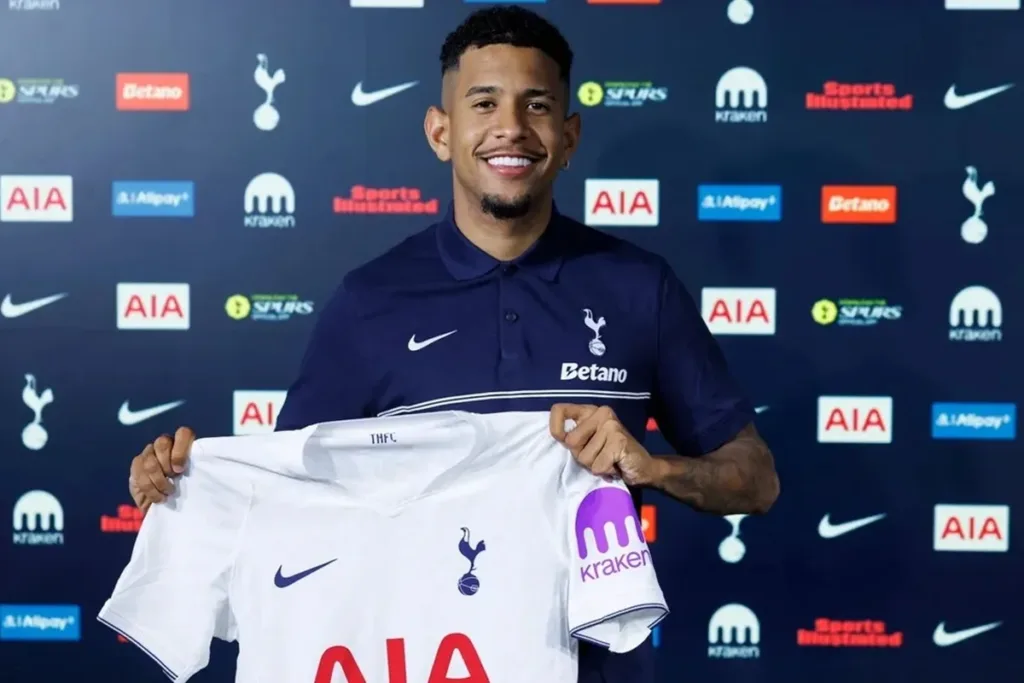 Tottenham anuncia a contratação do atacante brasileiro Savinho