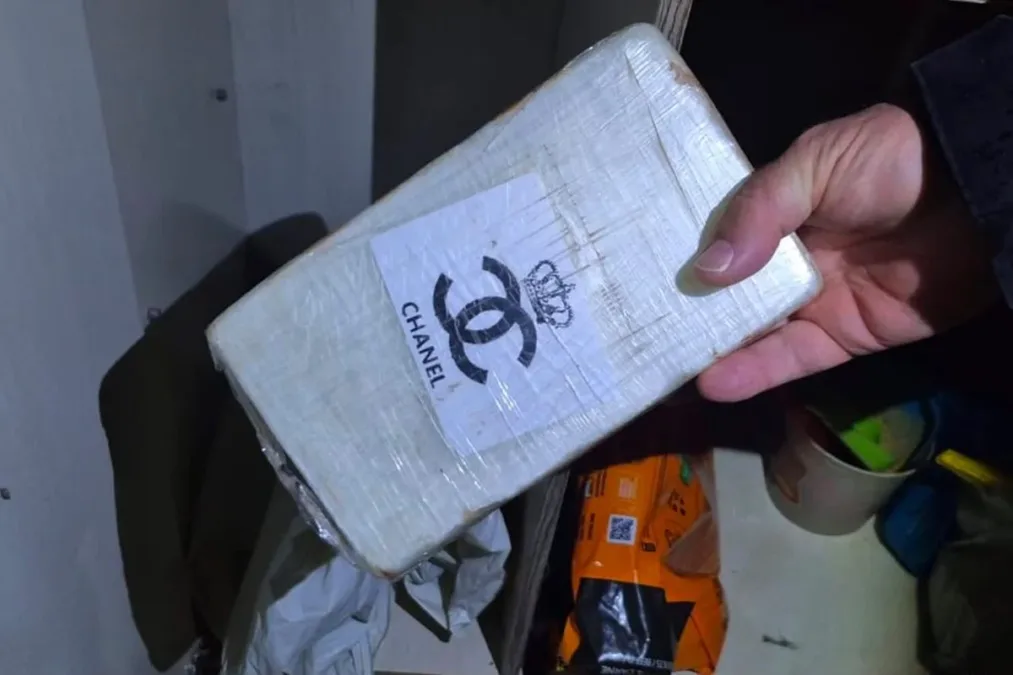 Tráfico veste "luxo": bando usava marca da Chanel para embalar drogas