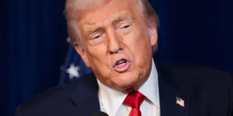 Trump assina decretos e restringe cidadania por nascimento