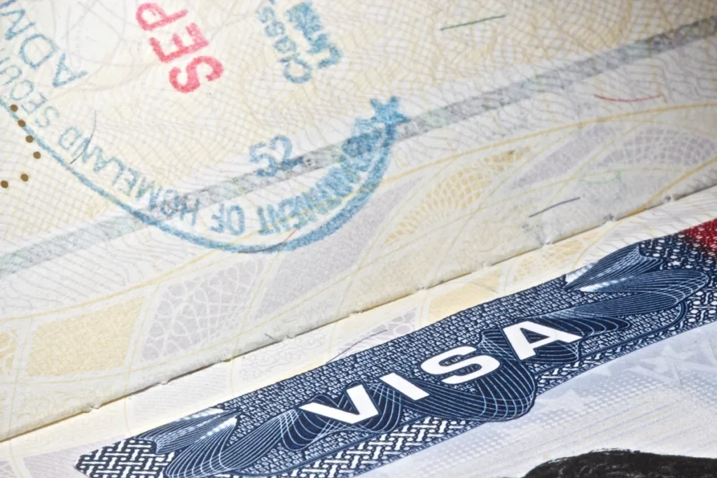 Trump tenta tornar permanente taxa de US$ 100 mil para visto profissional