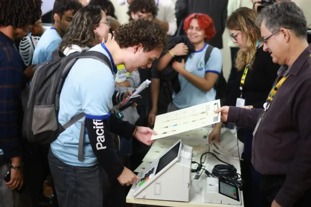 TSE abre urna eletrônica para estudantes de escola pública do DF