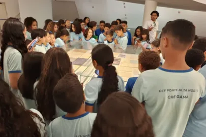 Utopias em construção: alunos de escola pública do Gama visitam mostra