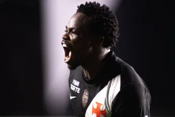 Vasco vence o Vitória pela Copa do Brasil com um jogador a menos