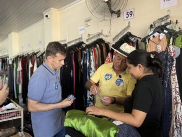 Eduardo Velloso conversa com comerciantes durante agenda em Epitaciolândia