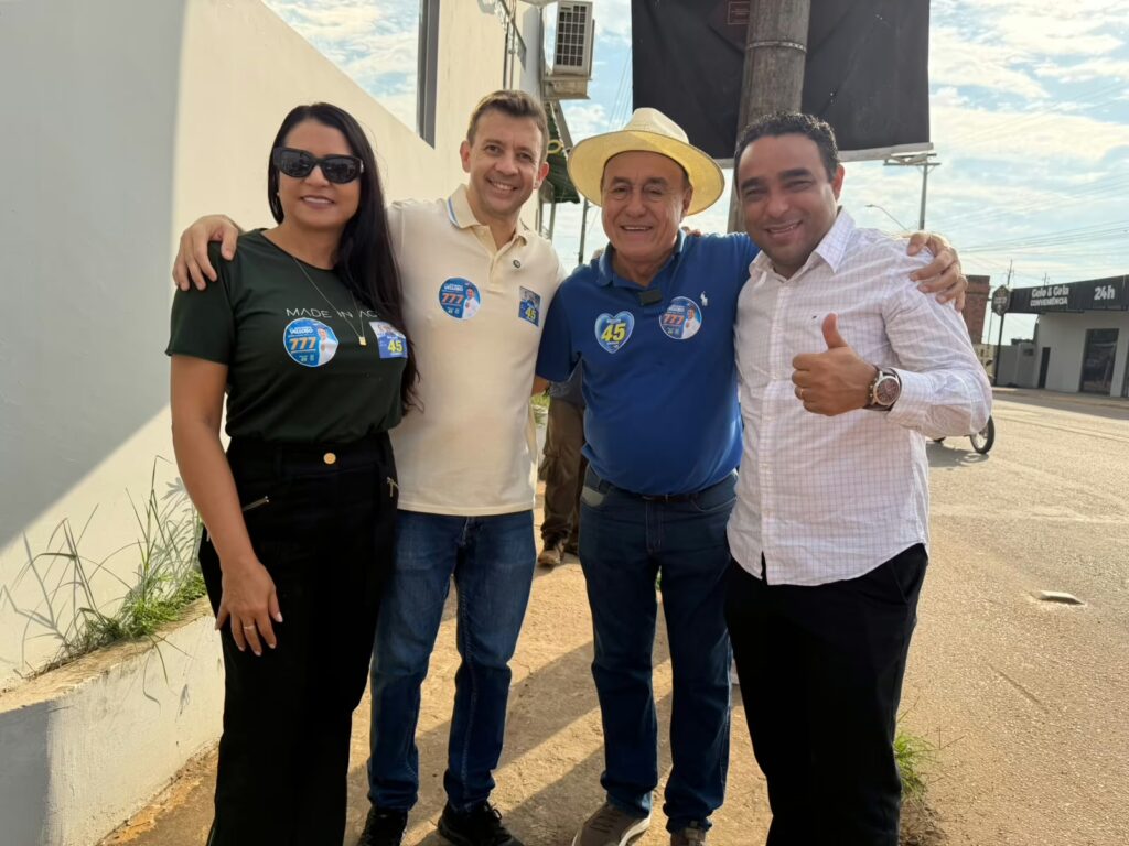 Eduardo Velloso e Tião Bocalom conversam com eleitores no bairro Xavier Maia.