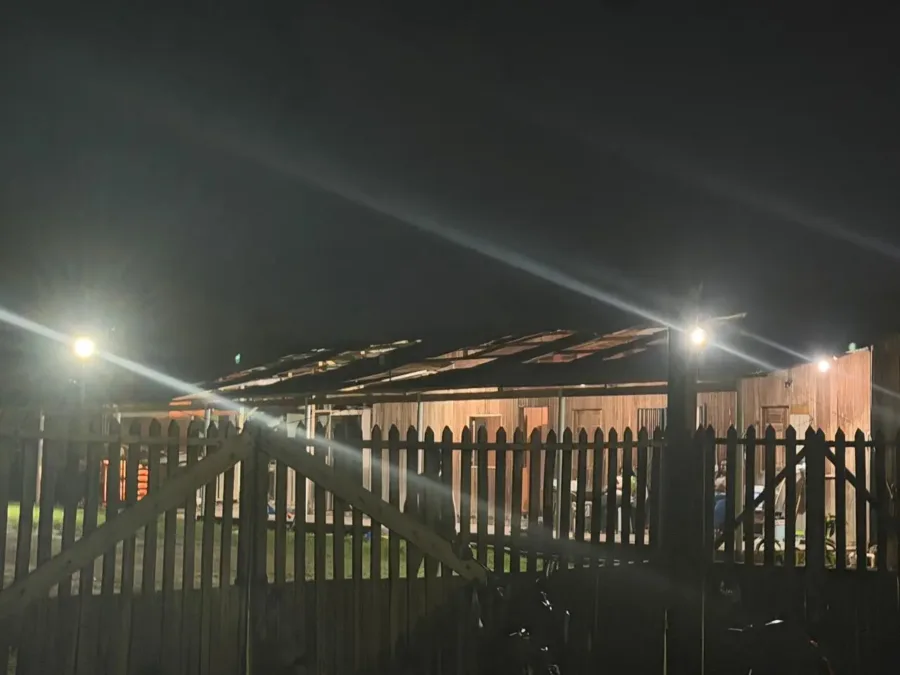 Vendaval destelha três imóveis e derruba árvore em Rio Branco
