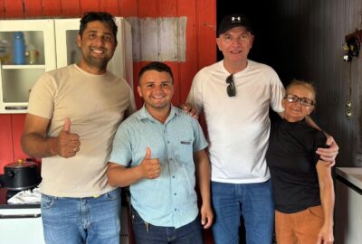 O vereador Real e o prefeito Gerlen Diniz conversando com produtores rurais durante vistoria ao Programa de Açudagem no Ramal do Sérgio Barros.