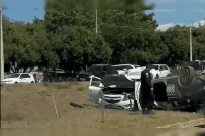Viatura da PMDF capota após colisão com outro veículo na EPNB