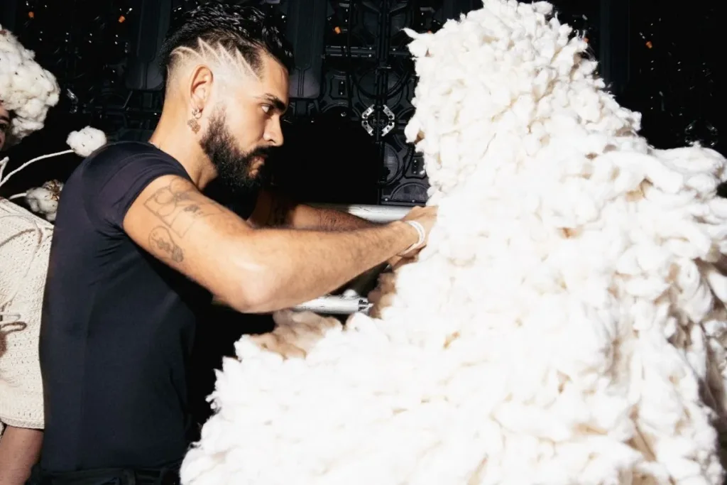 Vitor Cunha exalta o trabalho manual cearense no Metrópoles Catwalk