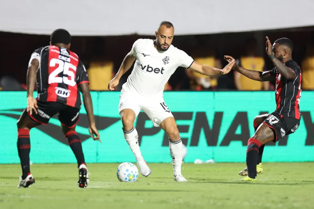 Vitória vence Botafogo e se afasta da zona de rebaixamento