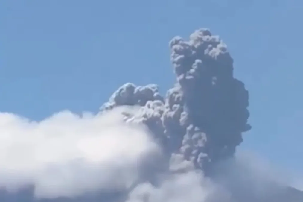 Vulcão emite cinzas e gases após terremoto na Colômbia