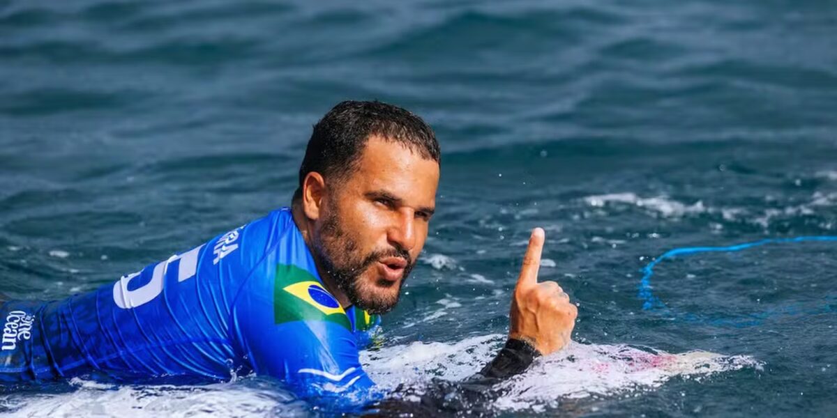 WSL: Ítalo Ferreira domina tubos em Teahupo’o e avança às semifinais