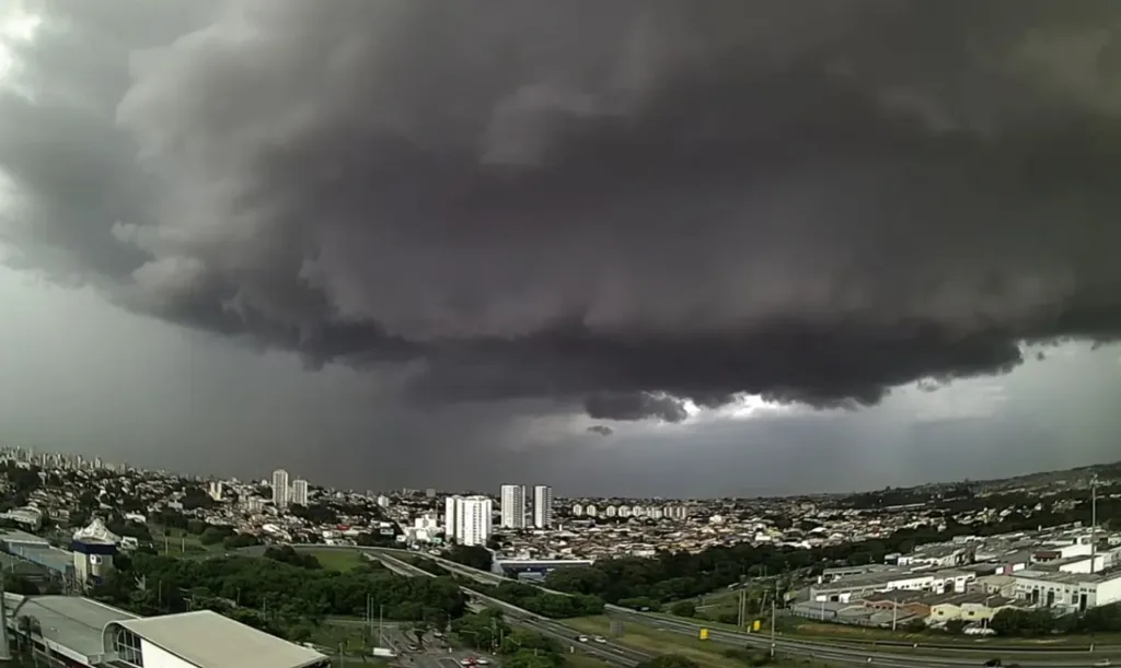 Previsão do tempo no feriadão com chuva e frente fria em várias regiões do país.