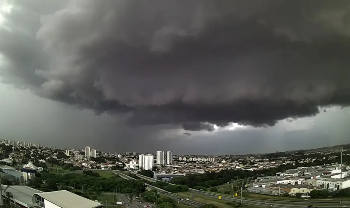 Frente fria muda o tempo no feriadão com chuva e queda de temperatura