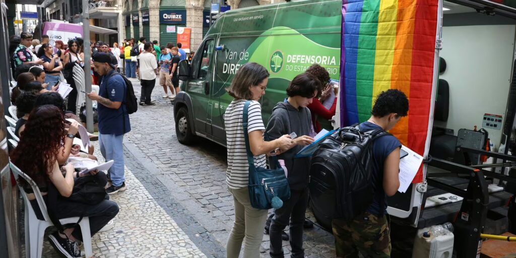 Transexuais e travestis fazem ato no RJ em defesa da democracia
