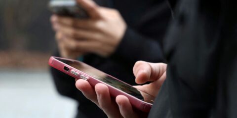 Jovem cria plataforma para ajudar nova geração de eleitores nas urnas