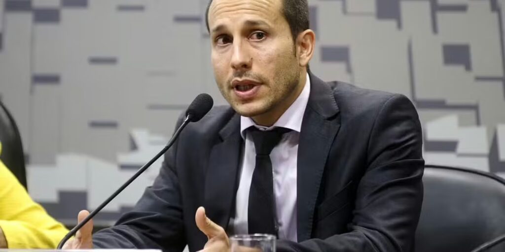 "Verdade prevalecerá", diz número 2 da PF após afastamento de Andrei