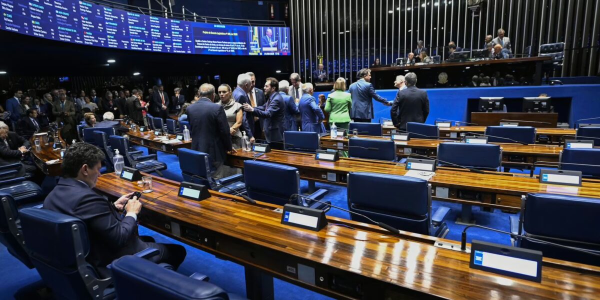 Aziz articula rito especial para levar PEC da escala 6×1 ao plenário