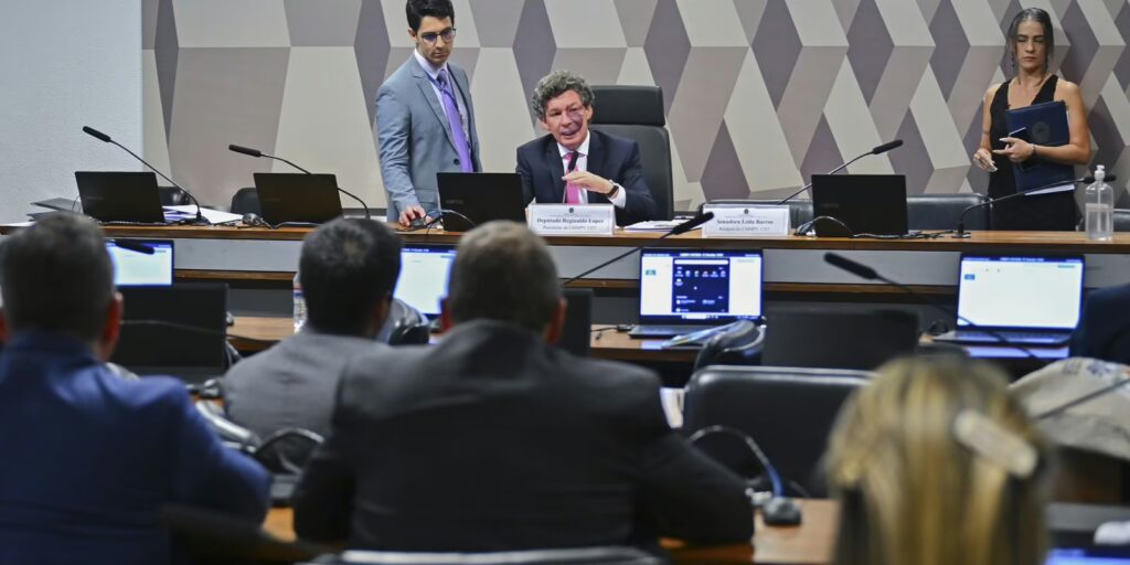 Ajustes no texto adiam votação da MP da "taxa das blusinhas"