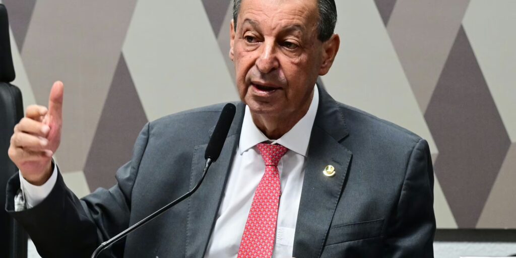 Relator da CCJ rejeita emendas da oposição que buscavam manter 6x1