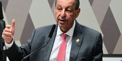 Relator da CCJ rejeita emendas da oposição que buscavam manter 6x1