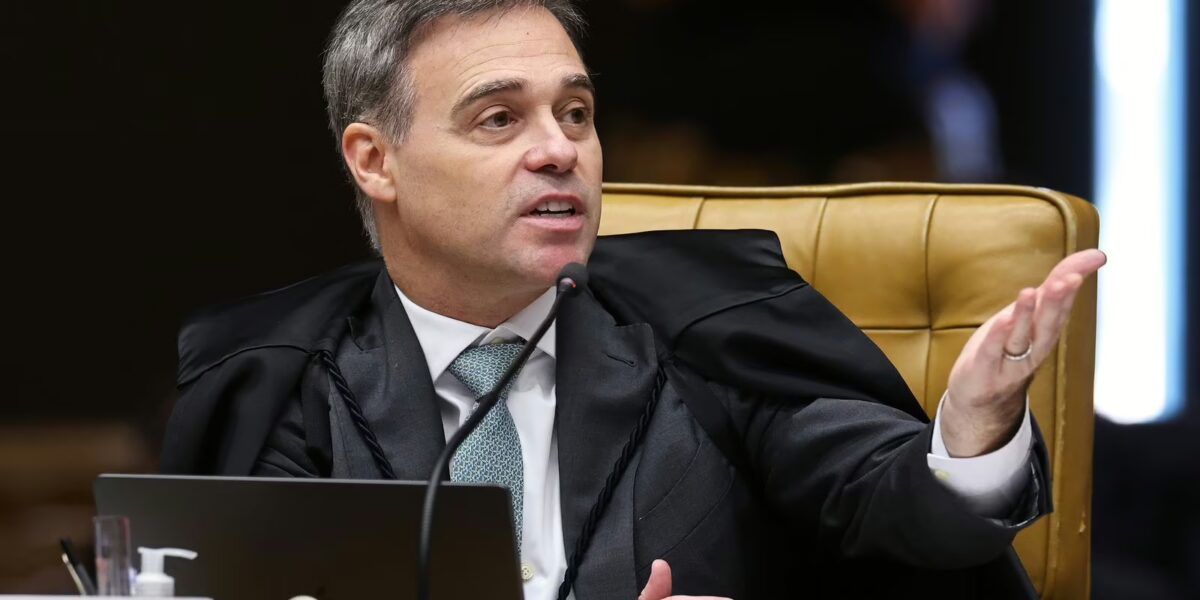 Mendonça acompanha Fachin e vota por julgamento separado de Moraes