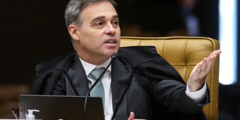 Mendonça acompanha Fachin e vota por julgamento separado de Moraes