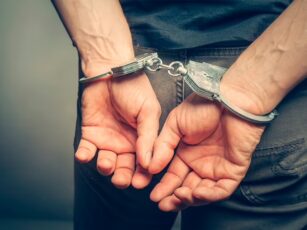Homem é preso após avançar contra policiais com facão em Cruzeiro do Sul.