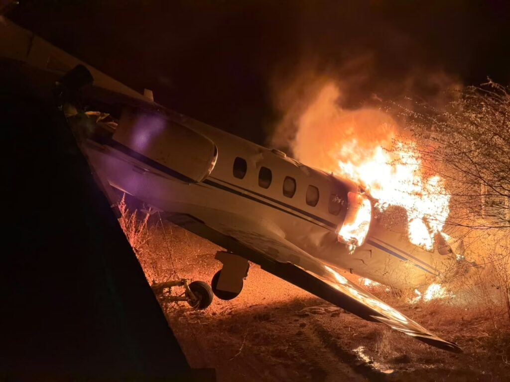Equipes de emergência e bombeiros atuam no local de pouso de aeronave em Parelhas.