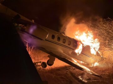 Equipes de emergência e bombeiros atuam no local de pouso de aeronave em Parelhas.