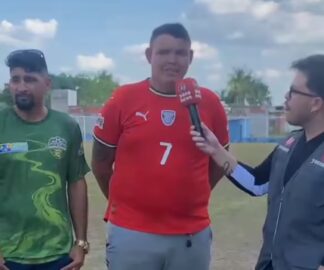 Equipe de futebol amador comemorando classificação na Copa da Floresta em Sena Madureira.
