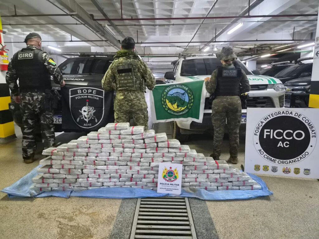 Forças de segurança apreendem aproximadamente 100 quilos de skank durante abordagem a embarcação no Rio Acre.