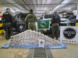 Forças de segurança apreendem aproximadamente 100 quilos de skank durante abordagem a embarcação no Rio Acre.