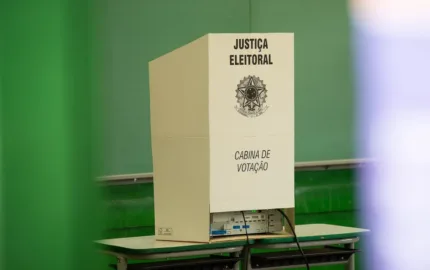 Fachada e elementos de julgamento da Justiça Eleitoral do Estado do Acre.
