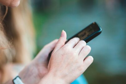 Usuário utiliza M-Pesa pelo celular para realizar pagamentos digitais e acessar serviços online em Moçambique.